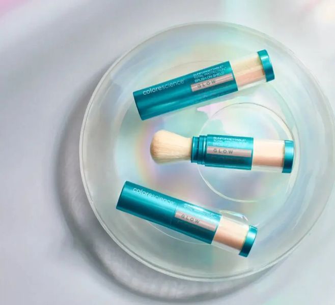 COLORESCIENCE Sunforgettable Total Protection Brush-On Shield Glow SPF 50 Сонцезахисна пудра з пензлем SPF 50 Золоте Сяйво CLRS18 фото